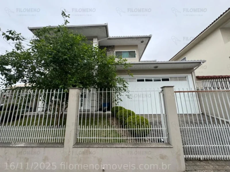 Casa à Venda com Piscina 5 Vagas e Energia Solar